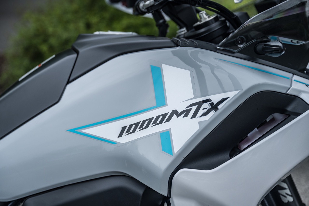 Eerste test 2026 CFMoto 1000MT-X: Met de grote jongens - MotoMedia
