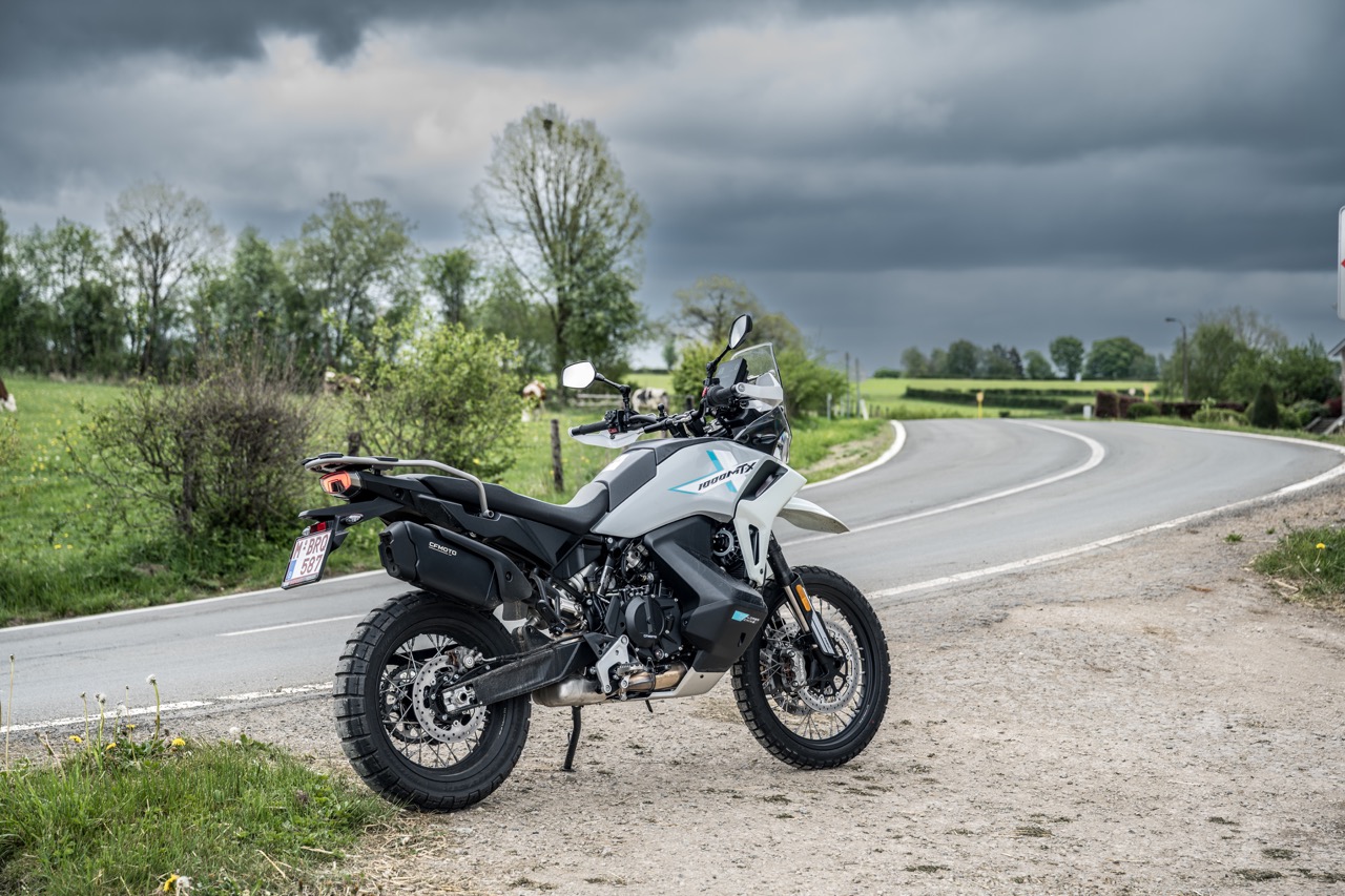 Eerste test 2026 CFMoto 1000MT-X: Met de grote jongens - MotoMedia