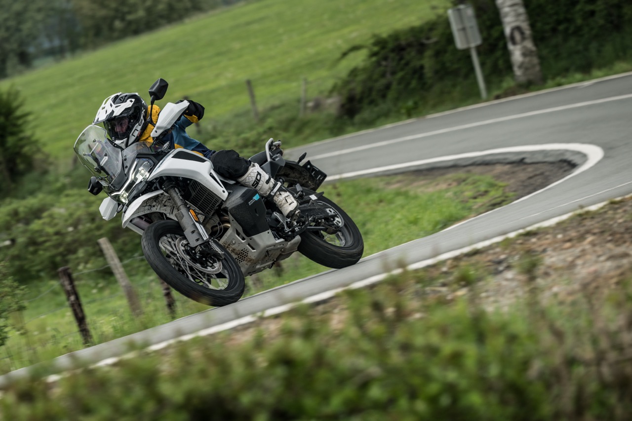 Eerste test 2026 CFMoto 1000MT-X: Met de grote jongens - MotoMedia