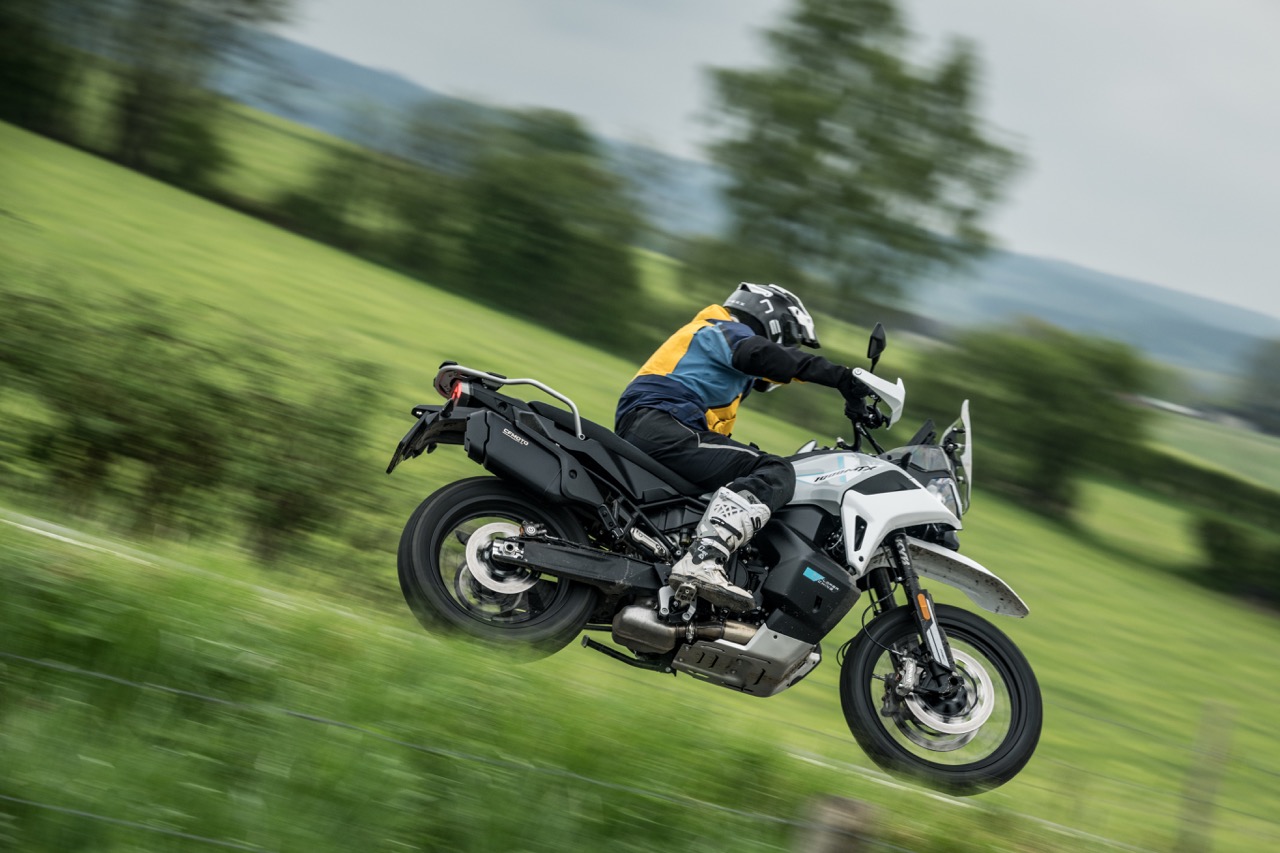 Eerste test 2026 CFMoto 1000MT-X: Met de grote jongens - MotoMedia