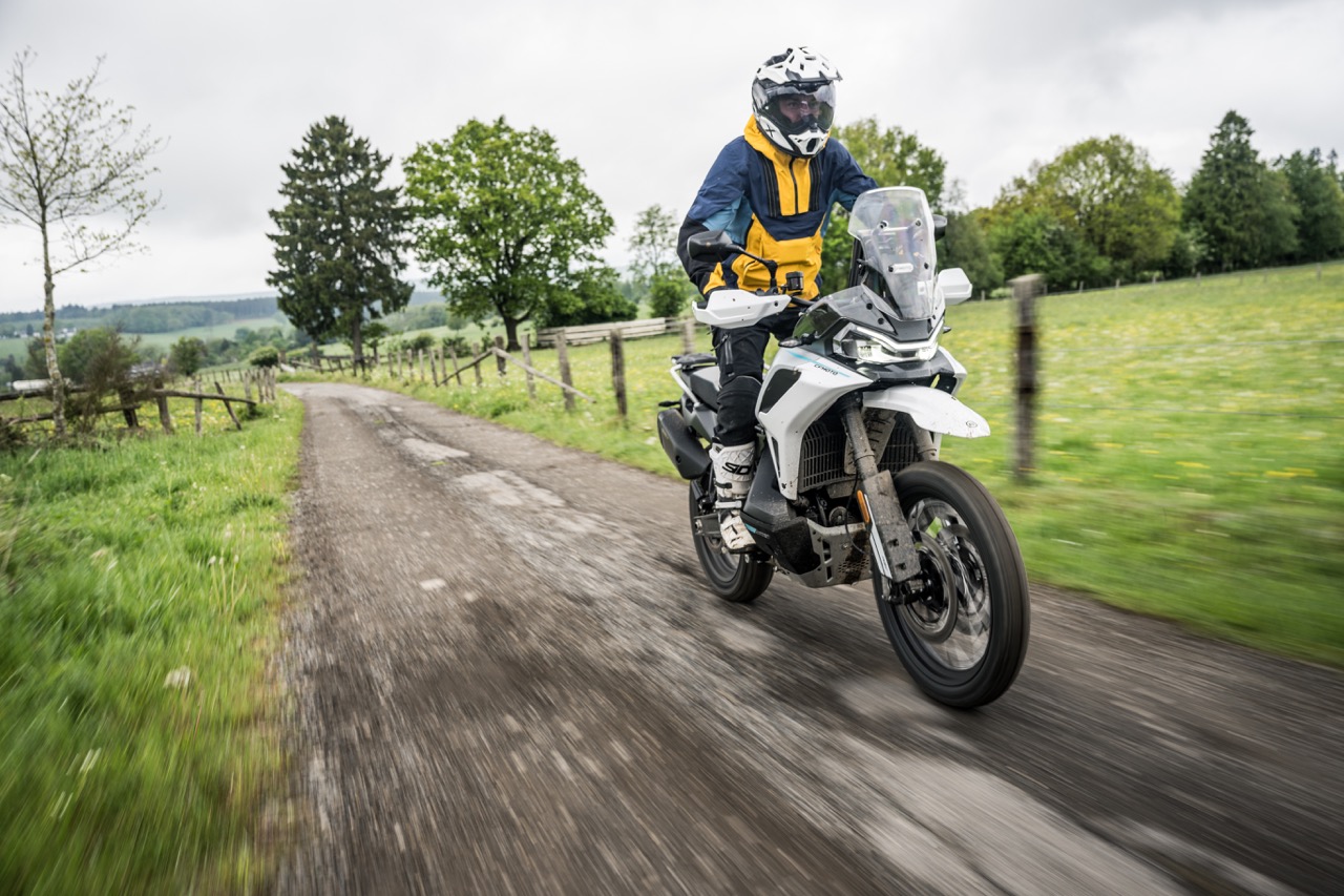 Eerste test 2026 CFMoto 1000MT-X: Met de grote jongens - MotoMedia